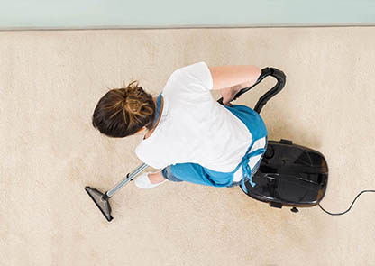 Tipps Pflege Staubsauger Teppichboden Frau