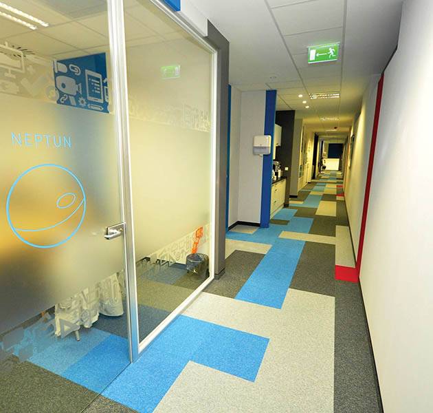 Inspiration Grande Reference office dalles season summer winter infini design ombra couloir rouge bleu